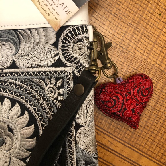 Clutch - Picture 2 of 3